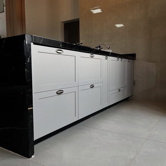 Ilha de cozinha planejada em estilo provençal, cinza Beton Matt
