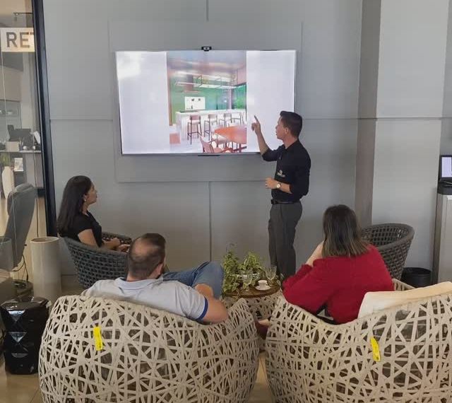Projetista da Hennri Plan apresentando o projeto em 3D para clientes na TV